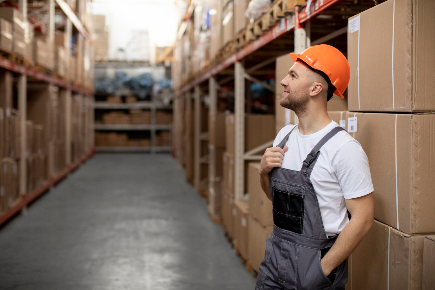 Almacenamiento para empresas de servicios: organiza materiales y herramientas sin saturar tu oficina